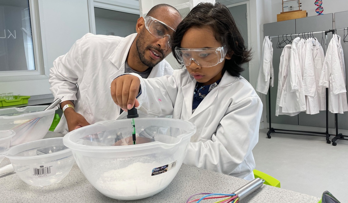 5_A father and son taking part in a workshop in the KLA Lab at Techniquest