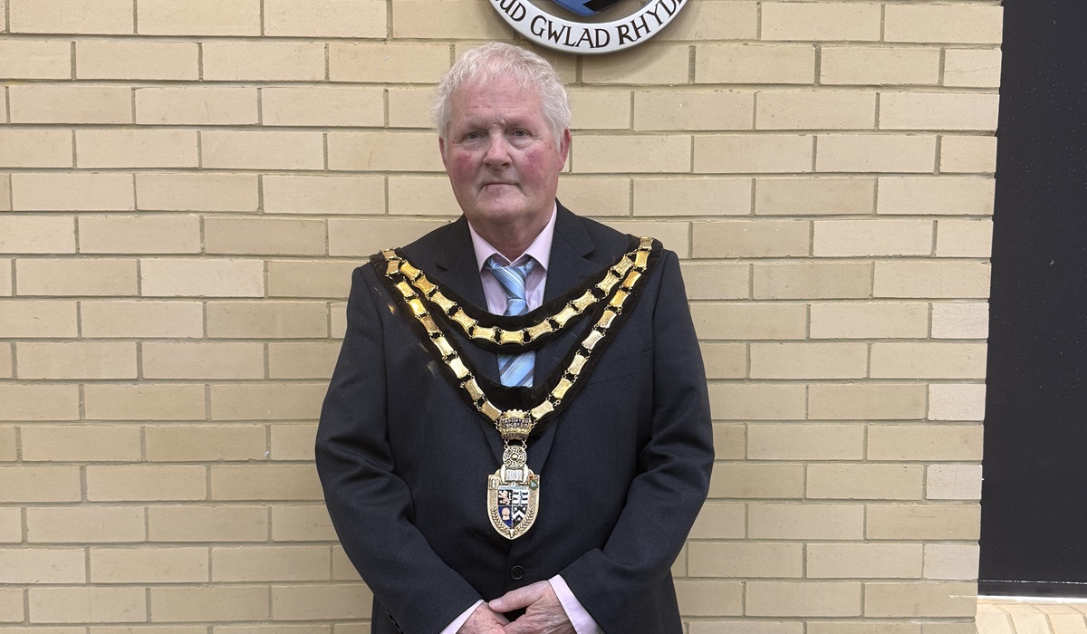 Cadeirydd y Cyngor, Cynghorydd John Roberts Chair of the Council