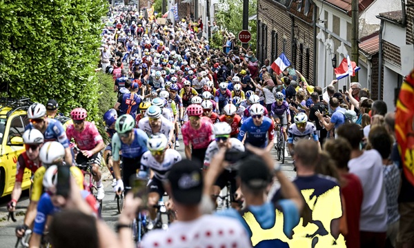 Crowds great the race during the opening stage of the 2025 Tour de France (Credit ASO Charly López)