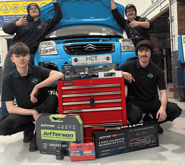 Dysgwyr gyda'r cyfarpar Learners with the tools