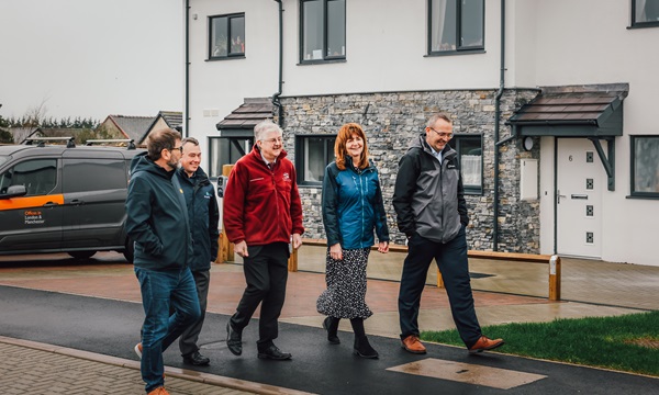 First Minister Visits New Sustainable Affordable Housing Development in Pentraeth