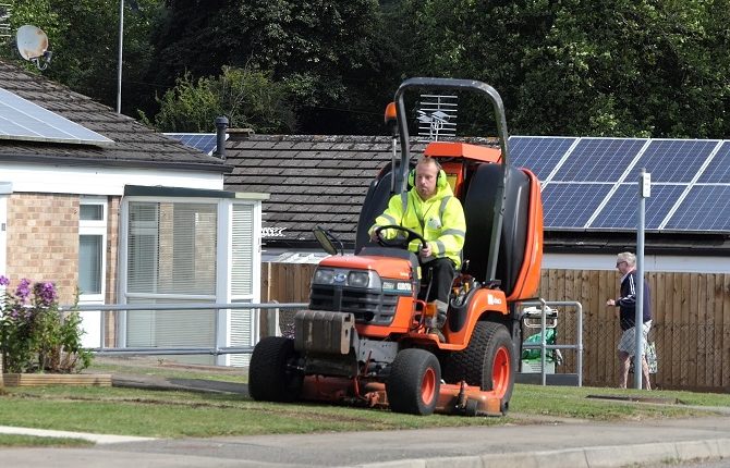 Council’s Grounds Team gets Underway with New Maintenance Contract