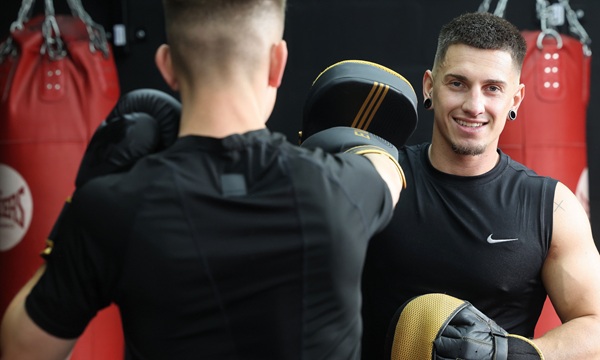 Hywel Smith is a qualified personal trainer, competitive bodybuilder and kickboxer