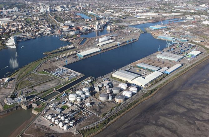 Port of Cardiff Celebrates New Contract with Valero