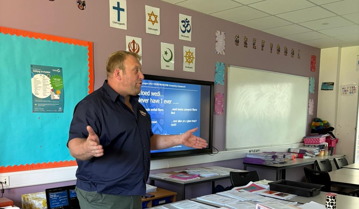 Prys Lewis yn cynnal sesiwn yn Ysgol Bro Teifi Prys Lewis leading a session at Ysgol Bro Teifi