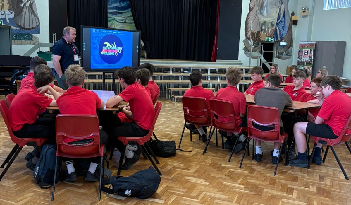 Prys Lewis yn cynnal sesiwn yn Ysgol Henry Richards Prys Lewis leading a session at Ysgol Henry Richards