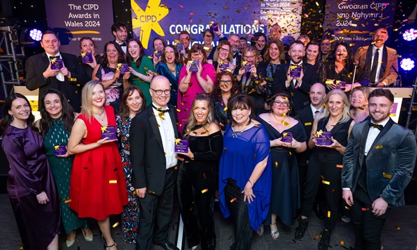 The-CIPD-Awards-in-Wales-winners-with-host-Jason-Mohammad-and-head-of-The-CIPD-in-Wales-Lesley-Richards image