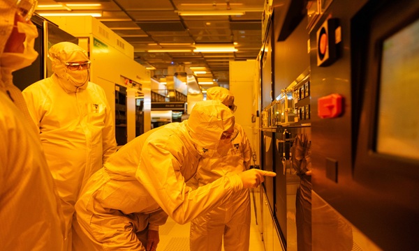 Vishay internal cleanroom (credit Flickr_DSIT)