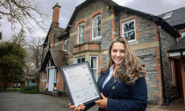 Ex-Actress Wins Award in New Stage of Career After Running Care Home