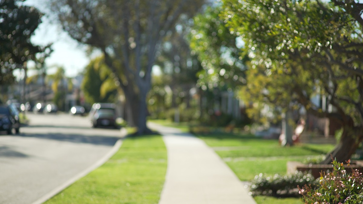 Quiet,Street,Scene,Of,The,Sidewalk,And,Idyllic,Homes,In