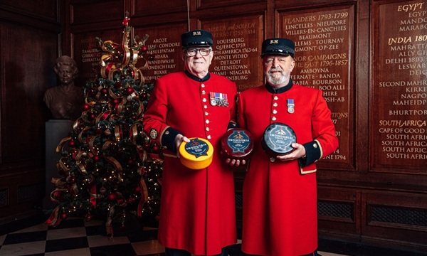 Chelsea Pensioners Keith Pendleton BEM and Peter Rowlands with Snowdonia Cheese’s donation to the 2025 Ceremony of the Christmas Cheeses.