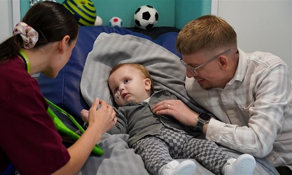 Tŷ Hafan nurse Emma, Talis and dad Ryan