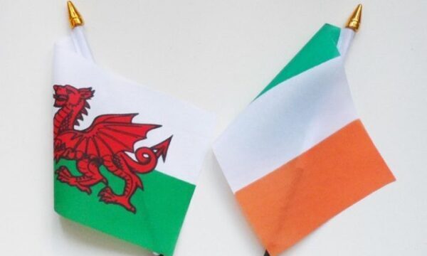 wales-and-ireland-friendship-table-flag-24117-p